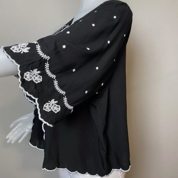 LOFT Black and White Ruffled 3/4 Sleeve Blouse NWOT - Picture 4 of 7